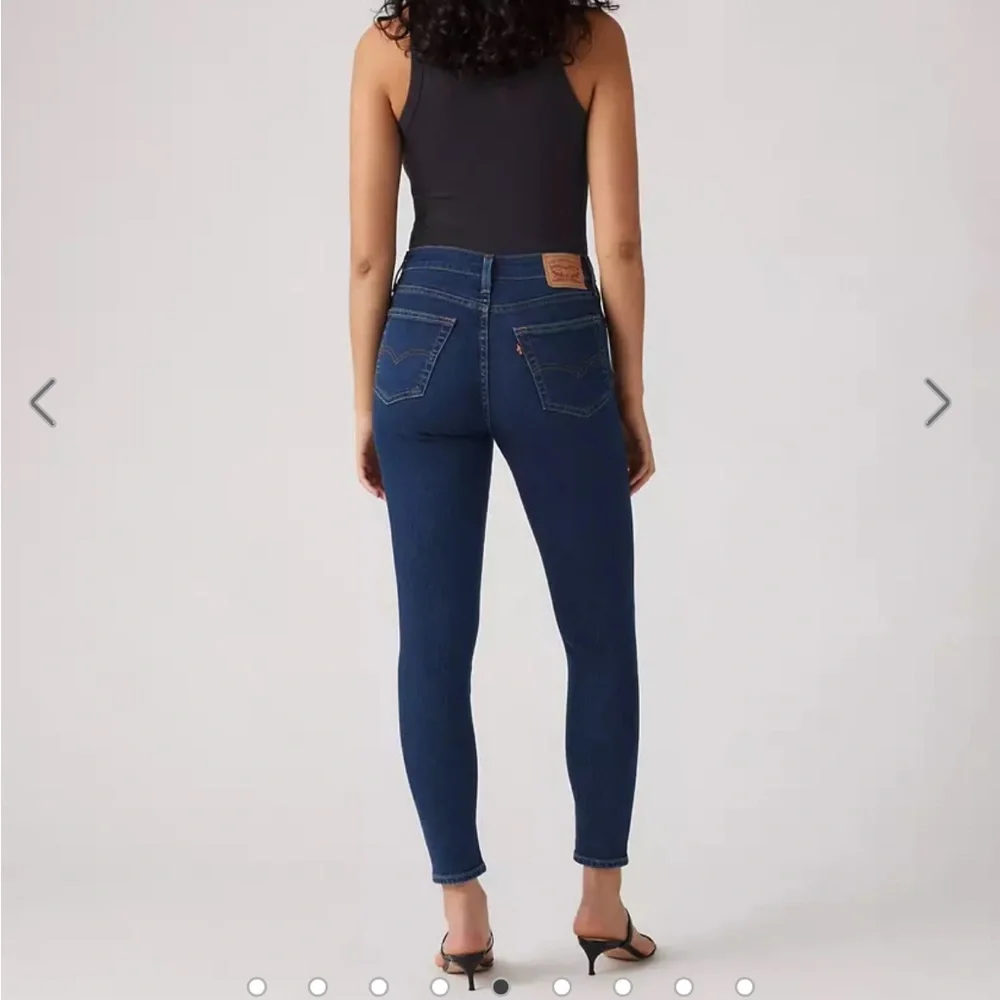 Levi's NWT SIZE 6 28 X 30 stretch High-Rise Skinny Jeans - Dark Blue